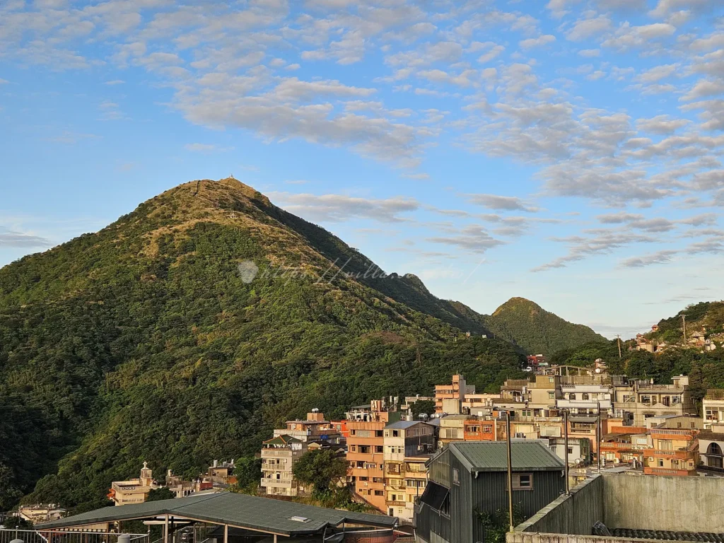 而位於九份老街上方的聖明宮，廟前廣場視野遼闊，可俯瞰瑞濱海灣與基隆嶼，一側遠眺無耳茶壺山，另一側則是近在眼前的基隆山，是避開老街人潮、靜賞九份山海景色的好去處。