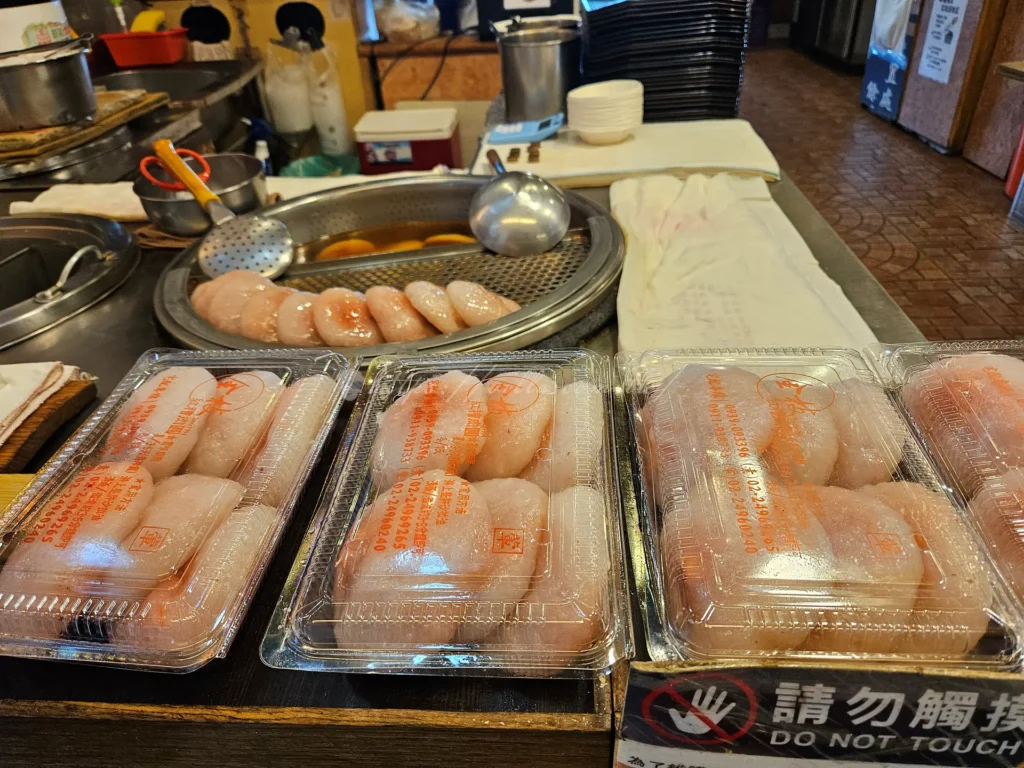 金枝紅糟素肉圓 金枝是九份紅糟肉圓的始祖，透明晶瑩的外皮極具韌性，內餡使用紅糟醃製過的豬肉與脆口的筍絲，紅糟獨有的發酵酒香與甜味滲透進餡料中。淋上店家特調的鹹甜醬汁，也會被這份充滿層次且不油膩的古早味所征服。