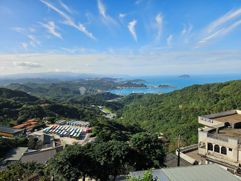 基山觀海亭坐落於九份老街入口旁，是進入山城前的最佳展望台。這裡視野極佳，能一眼將深澳漁港、基隆嶼與絕美海景盡收眼底。無論是看海、賞夕陽還是拍夜景，這裡都是造訪九份不可錯過的起點。