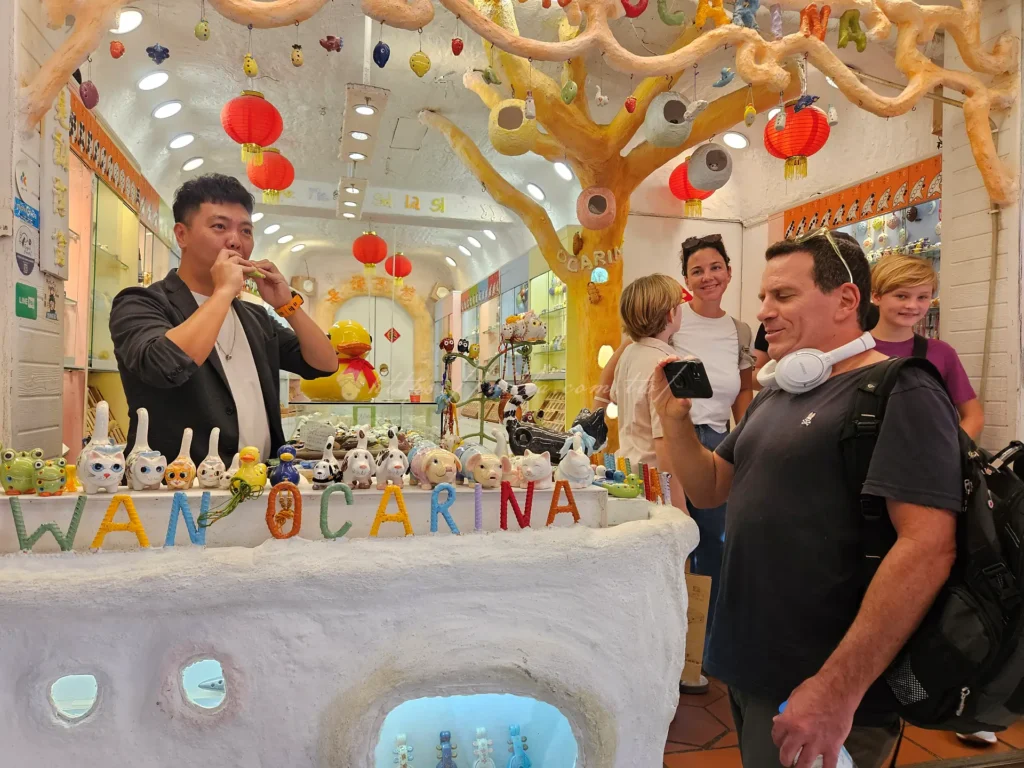 走進九份老街，除了陣陣飄香的芋圓，最先勾住耳朵的，往往是那悠揚清脆的陶笛聲。店員現場吹奏著動人的旋律，一隻隻彩繪精美的陶笛，不只是樂器，更是裝載山城靈魂的工藝品。