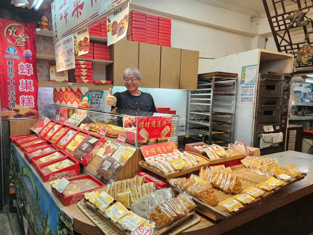 九金店蜂巢糕 榮獲多次伴手禮獎項的九金店蜂巢糕，其獨特之處在於剖開後如蜂巢般的細緻氣孔。口感介於黑糖糕與海綿蛋糕之間，卻更為濕潤且富有嚼勁。濃郁的龍眼蜜香氣隨著咀嚼散發，甜度高雅而不膩，底部帶有輕微焦香，是極具山城特色的精緻禮物。