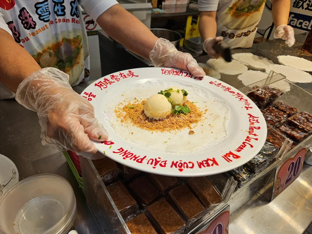 阿珠雪在燒 九份最受歡迎的趣味甜點，現磨的花生糖磚散發強烈香氣。將花生糖碎屑均勻鋪在薄潤的春捲皮上，放上兩大球古早味叭噗冰淇淋，再撒上香菜提味。入口時先感受到春捲皮的柔軟，接著是花生糖的脆口與冰淇淋的冰涼甜美，香菜則驚喜地勾勒出整體的清爽感。