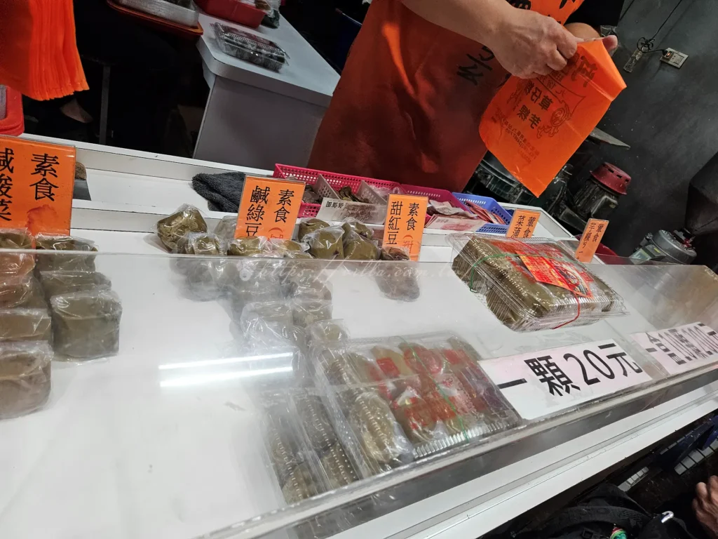 阿蘭草仔粿 作為九份老街最強排隊名店，其草仔粿皮Ｑ而不黏牙，帶著濃郁的草艾香氣。最受歡迎的菜脯米口味，內餡炒得乾爽鹹香，胡椒味與曬乾的菜脯香氣交織，鹹甜平衡得恰到好處。另外還有紅豆與綠豆口味，軟綿的內餡搭配帶有韌性的外皮，無論冷熱食用都別有一番風味。