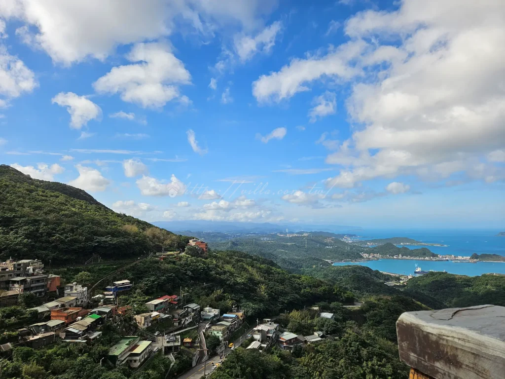 位於老街最高處的九份國小，是遠離塵囂的祕境景點，這裡擁有全山城最遼闊的視野，能將基隆山與深澳灣的海景盡收眼底，校門口前的長階梯更是熱門拍照點，許多遊客買完阿柑姨芋圓後，會坐在這靜靜享受海風，是感受九份靜謐氛圍的最佳去處。