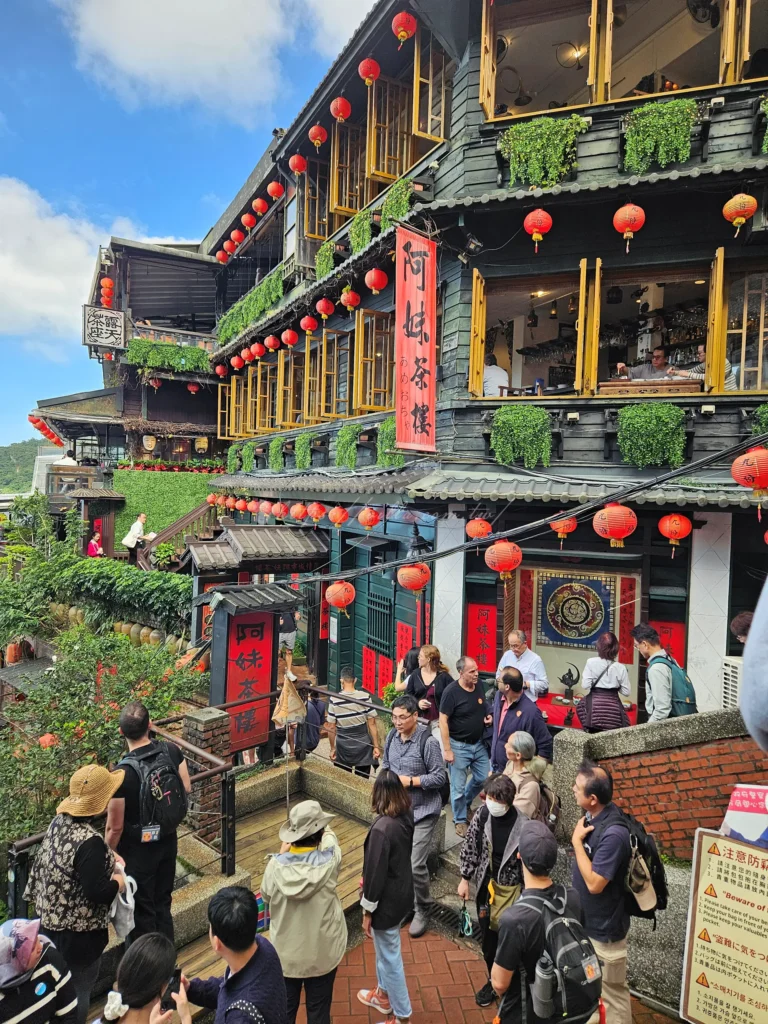 而提到九份拍照景點推薦，最受國內外觀光客歡迎的莫過於豎崎路上的阿妹茶樓。許多人深信這裡就是宮崎駿動畫《神隱少女》的靈感發想地，那高掛的紅燈籠與木造建築，確實像極了電影中的油屋場景，也是IG上最紅的取景角度。