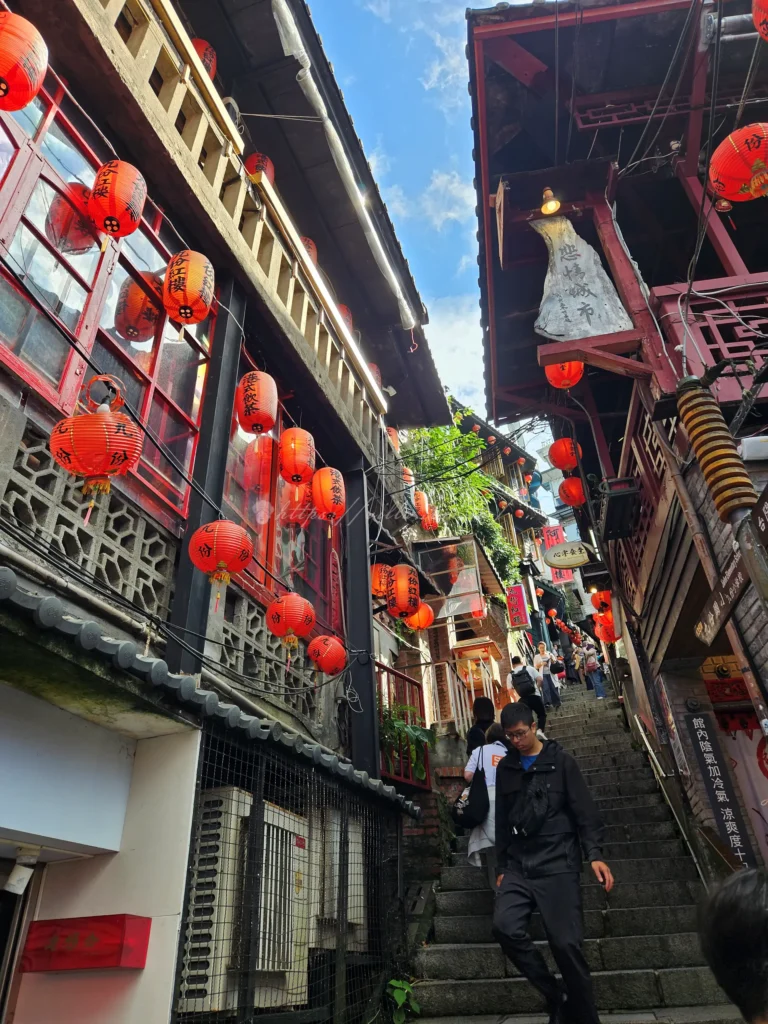 而提到九份拍照景點推薦，最受國內外觀光客歡迎的莫過於豎崎路上的阿妹茶樓。許多人深信這裡就是宮崎駿動畫《神隱少女》的靈感發想地，那高掛的紅燈籠與木造建築，確實像極了電影中的油屋場景，也是IG上最紅的取景角度。