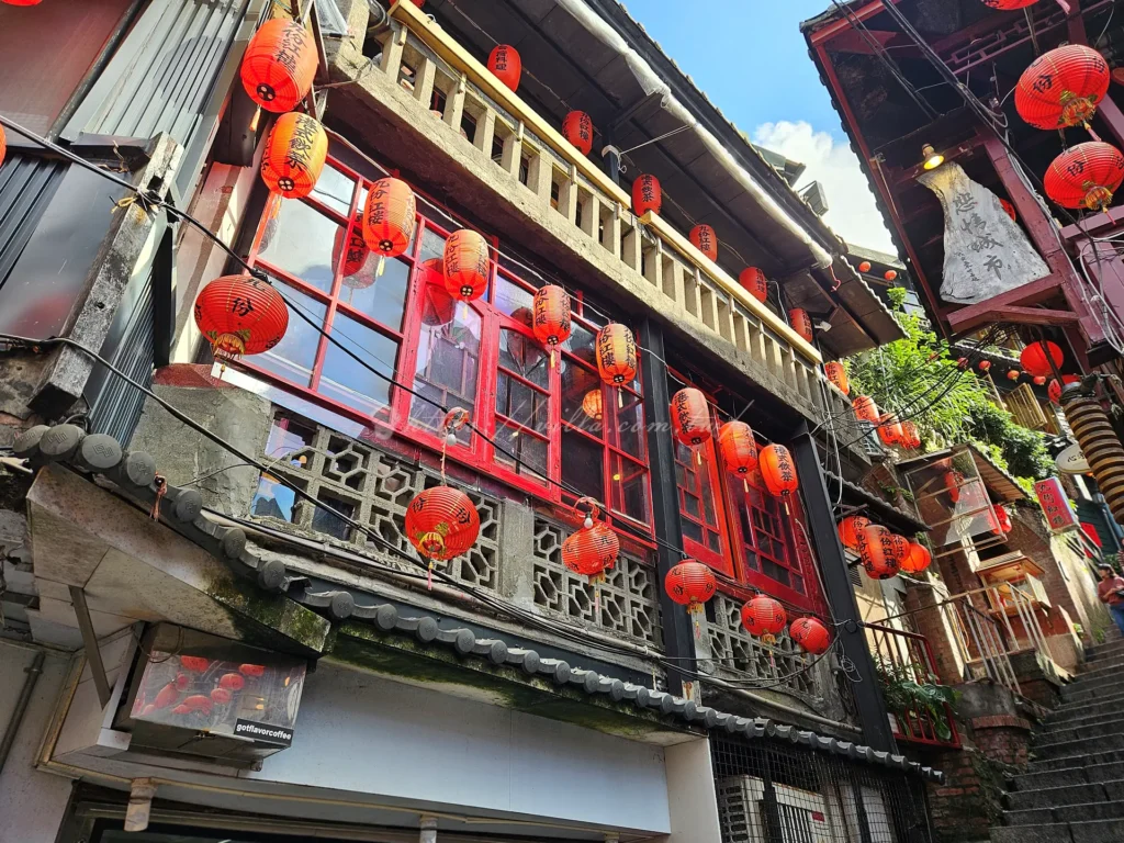 九份下雨還能逛嗎？ 其實雨天也是九份很美的時刻，在茶樓裡喝茶聽雨、看著山嵐在屋頂間穿梭，整座山城宛如現實版的仙境，這種雲霧繚繞的朦朧美，比起大晴天更多了一份神祕感。