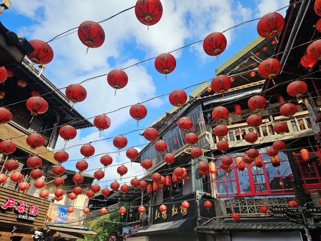 九份下雨還能逛嗎？ 其實雨天也是九份很美的時刻，在茶樓裡喝茶聽雨、看著山嵐在屋頂間穿梭，整座山城宛如現實版的仙境，這種雲霧繚繞的朦朧美，比起大晴天更多了一份神祕感。