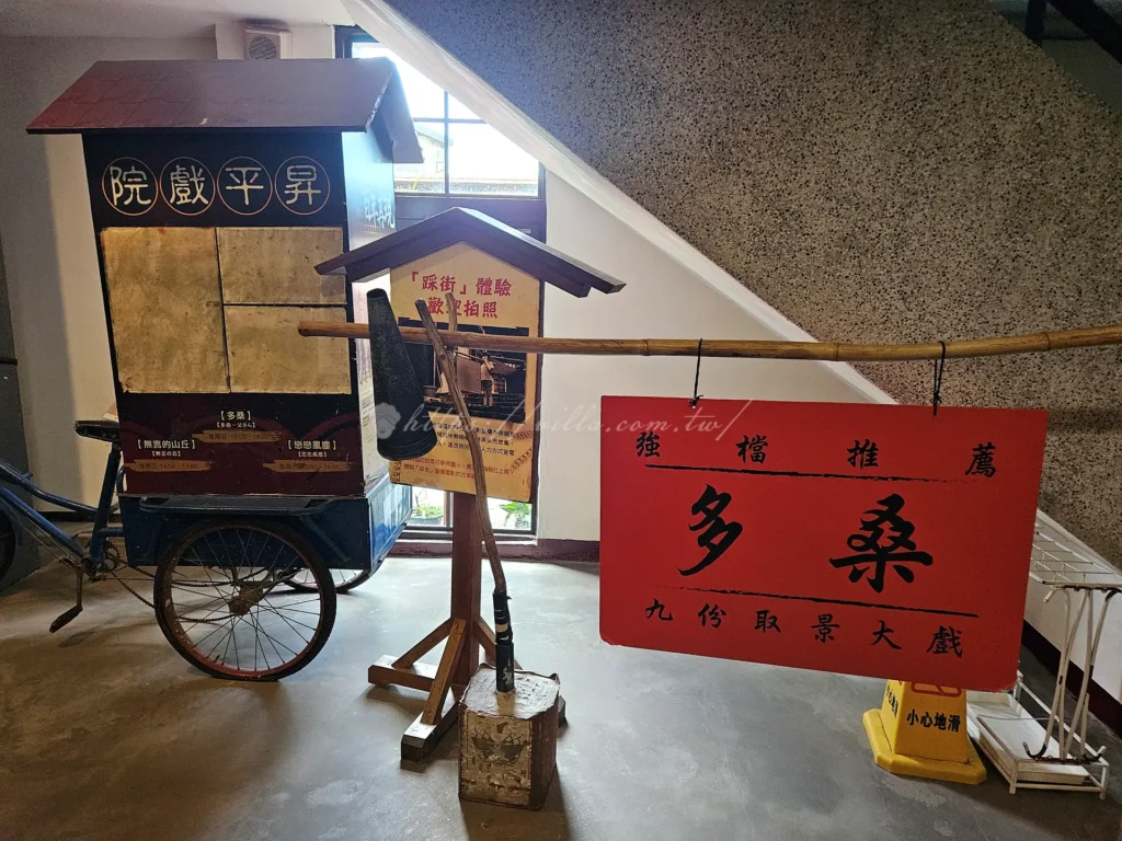 來到這座迷人的九份山城，絕對不能錯過那些充滿故事的角落，最知名的莫過於昇平戲院。這座曾是全台灣最豪華的戲院，見證了金礦時期的輝煌，現在則轉型為藝文空間，讓人感受老派電影院的浪漫。