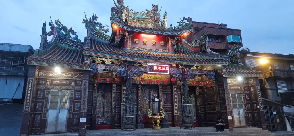 若想俯瞰壯麗的北海岸景觀，位於地勢高處的開成殿是在地人才知道的私房秘境，開成殿這裡擁有無死角的遼闊視野，能將基隆山與深澳灣盡收眼底，入夜後，整座山城化為璀璨金海，層次分明的夢幻燈火，更是攝影人心中捕捉九份夜景的最強視角。