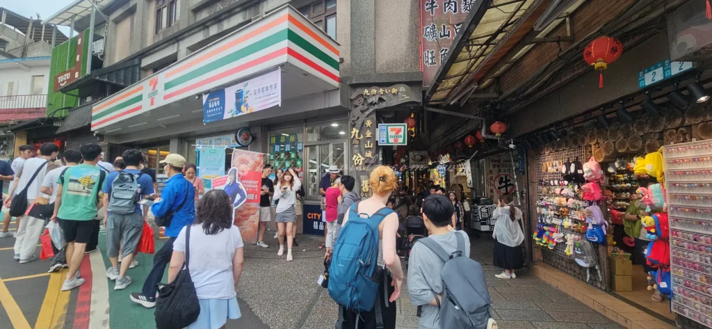 走進充滿懷舊氣息的九份老街，彷彿穿越時空回到了那個繁華的黃金年代。這座座落於山坡上的小鎮，不僅有著豐富的歷史人文背景，更因為獨特的建築風格與絕美海景，成為國內外旅人九份自由行的首選，從石階小巷開始漫步，就能感受到這座昔日淘金小鎮的獨特風情。