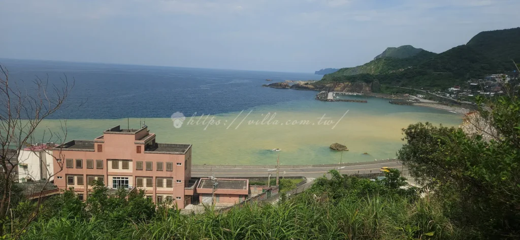 除了老街核心區，周邊的自然奇景也是九份景點的重頭戲。沿著公路下山，你會看到如畫般的黃金瀑布，那因礦物質沉積而呈現的金黃色岩石，搭配湍急水流非常震撼，接著往下走，著名的陰陽海以湛藍與鵝黃交織的海水奇景聞名。