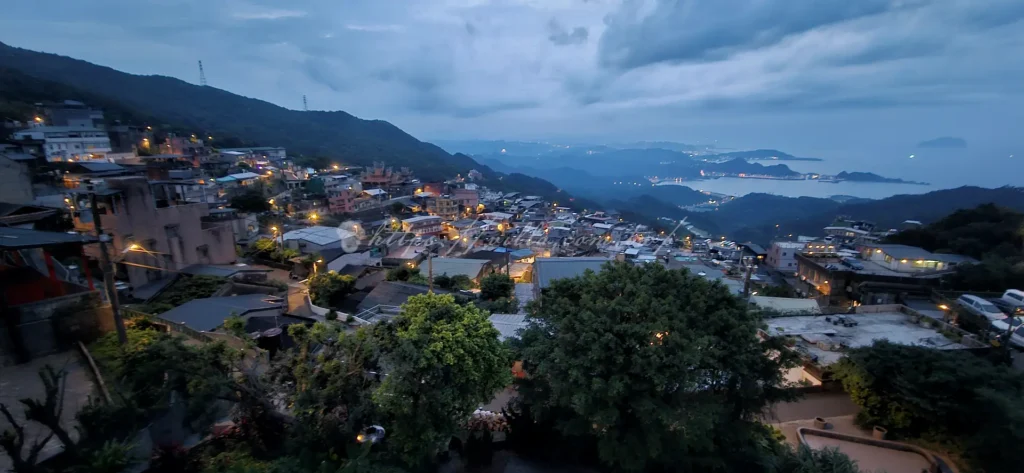 若想俯瞰壯麗的北海岸景觀，位於地勢高處的開成殿是在地人才知道的私房秘境，開成殿這裡擁有無死角的遼闊視野，能將基隆山與深澳灣盡收眼底，入夜後，整座山城化為璀璨金海，層次分明的夢幻燈火，更是攝影人心中捕捉九份夜景的最強視角。