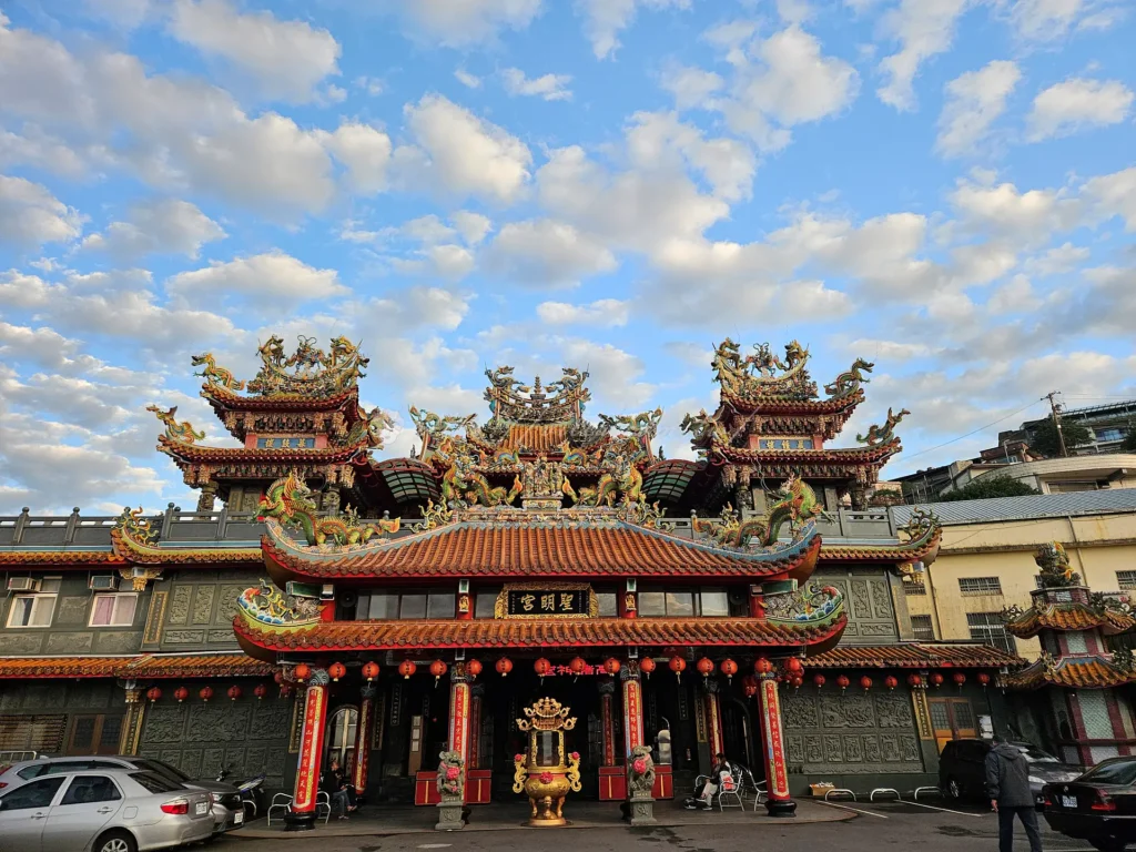 而位於九份老街上方的聖明宮，廟前廣場視野遼闊，可俯瞰瑞濱海灣與基隆嶼，一側遠眺無耳茶壺山，另一側則是近在眼前的基隆山，是避開老街人潮、靜賞九份山海景色的好去處。