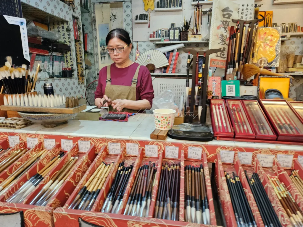 而對於喜愛傳統筆墨的人來說，質感細膩的毛筆更是九份老街山城人文氣息的延續。
