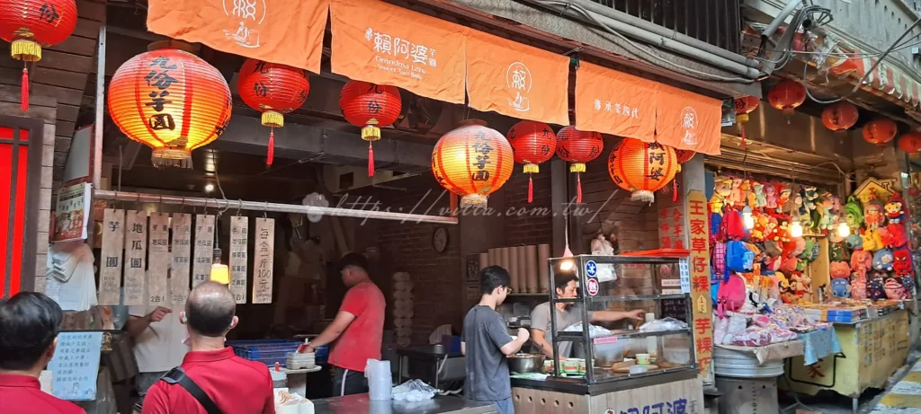 賴阿婆芋圓 隱身在基山街內的賴阿婆，以繽紛多樣的口味聞名，除了經典芋頭與地瓜，還有綠茶、紫薯及芝麻口味。其口感較為軟嫩滑順，對於喜歡輕盈咀嚼感的人來說非常合適。五顏六色的圓子盛在碗裡視覺感十足，糖水甜而不膩，是走逛老街時隨手一杯的最佳消暑點心。