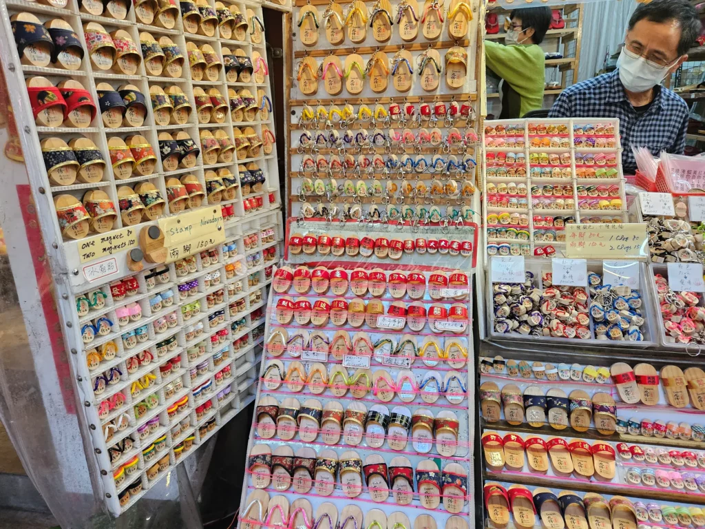 若是想留住這趟九份老街旅程的記憶，琳瑯滿目的九份紀念小物是最好的選擇。