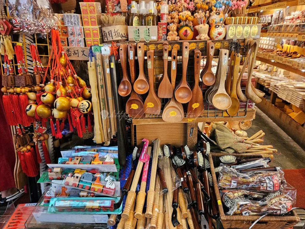 沿著石階拾級而上，空氣中隱約傳來沉穩的樟木清香，各式木製品展現了樸實的職人溫度，從溫潤的手作餐具到散發自然香氣的擺飾，讓人忍不住想帶回一份自然的氣息。