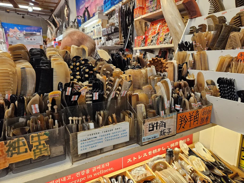 九份老街這裡還有各式特製的健康梳子與刮痧用品。老師傅選用上等木材打造，紮實的手感與順滑的線條，彷彿能帶走生活中的所有疲憊。