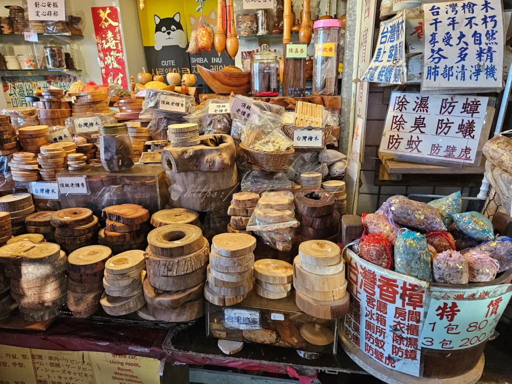 沿著石階拾級而上，空氣中隱約傳來沉穩的樟木清香，各式木製品展現了樸實的職人溫度，從溫潤的手作餐具到散發自然香氣的擺飾，讓人忍不住想帶回一份自然的氣息。