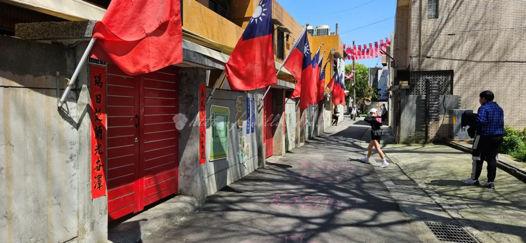 空軍三重一村傳統眷村街景，保留完整的紅色大門與青瓦老宅，展現 1950 年代復古懷舊攝影風格。