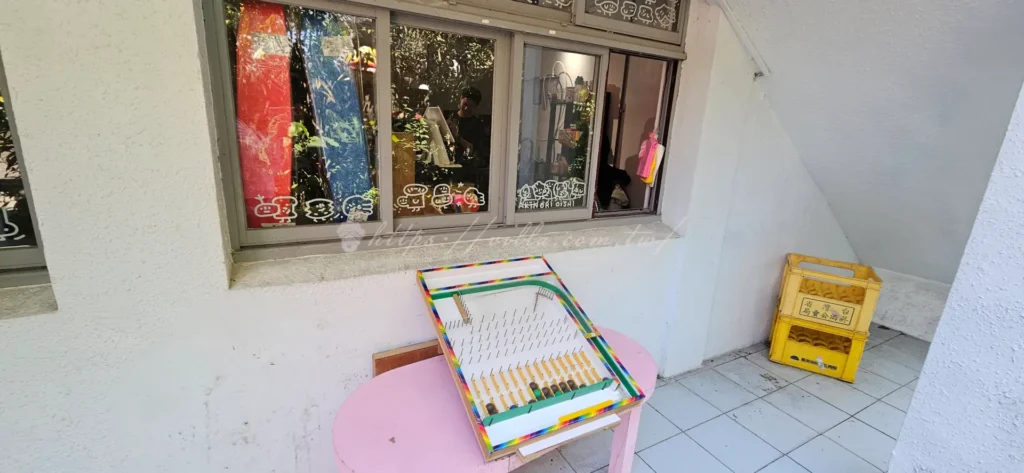 一村福利社：這不僅是一個販售點，更是復刻了早期眷村生活場景的情感場域。店內販售許多充滿童年回憶的復古零食與小點心。