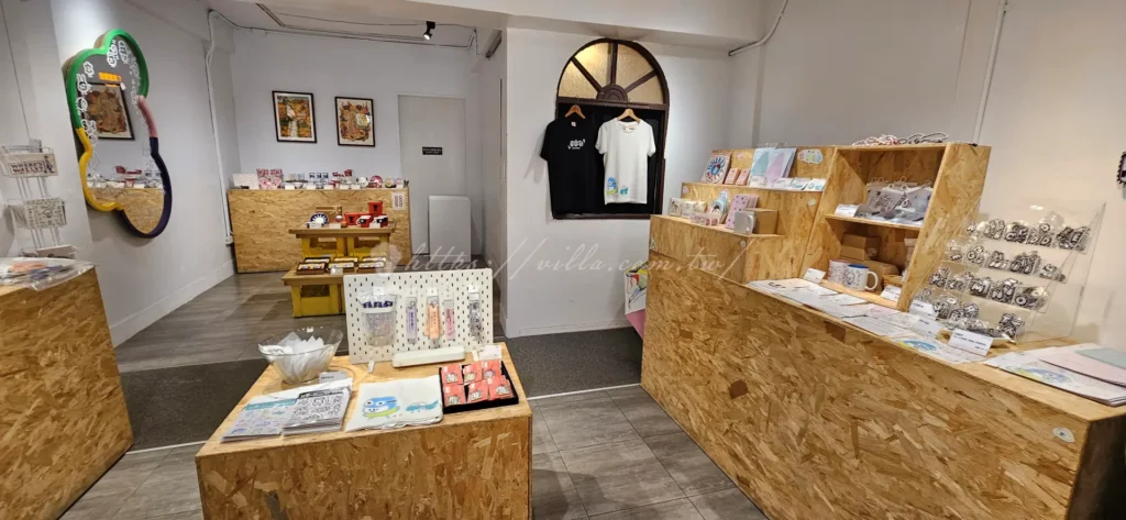 一村福利社：這不僅是一個販售點，更是復刻了早期眷村生活場景的情感場域。店內販售許多充滿童年回憶的復古零食與小點心。