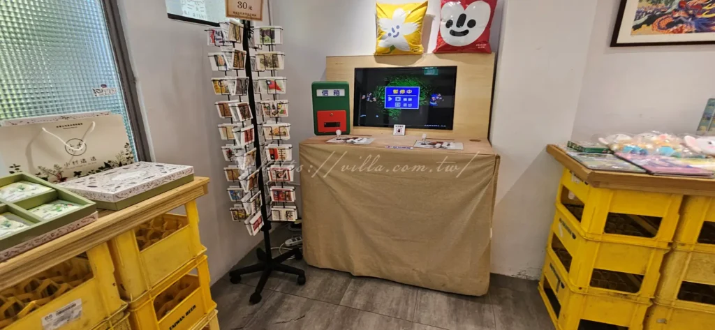 一村福利社：這不僅是一個販售點，更是復刻了早期眷村生活場景的情感場域。店內販售許多充滿童年回憶的復古零食與小點心。