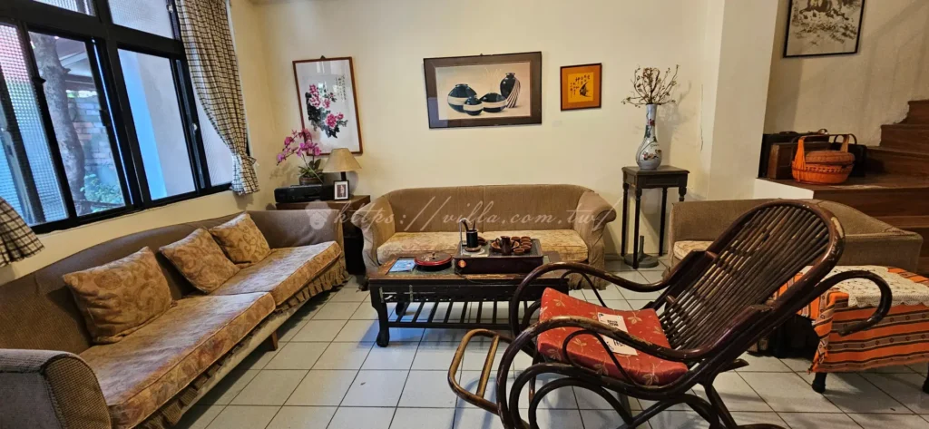 眷村文化景點空軍三重一村「村長的家」，內部陳列早期軍官家庭的客廳與臥室擺設，展現保存完整的二層樓眷舍老宅建築美學。