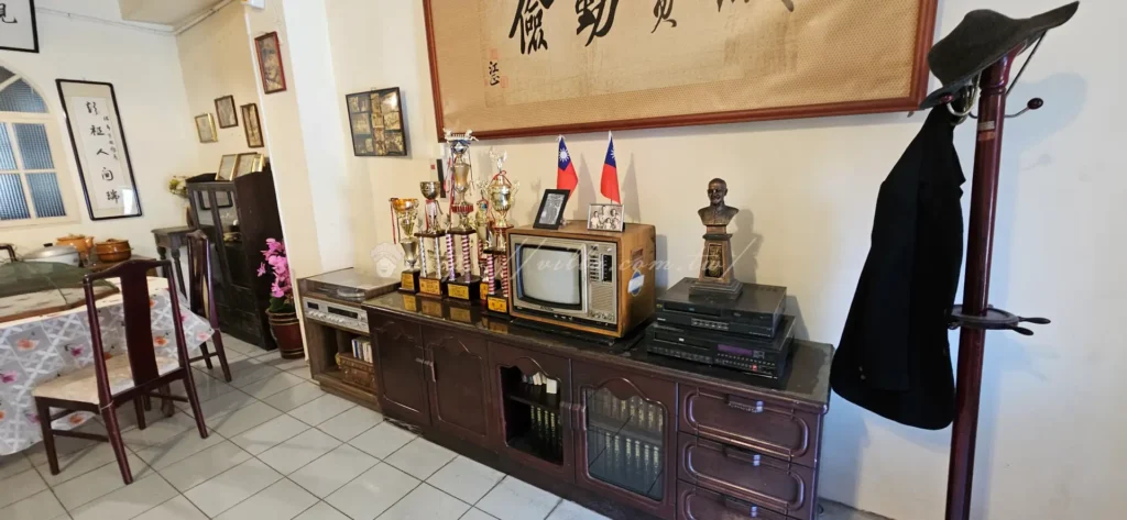 眷村文化景點空軍三重一村「村長的家」，內部陳列早期軍官家庭的客廳與臥室擺設，展現保存完整的二層樓眷舍老宅建築美學。