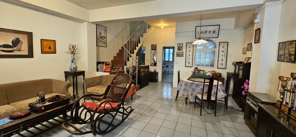 眷村文化景點空軍三重一村「村長的家」，內部陳列早期軍官家庭的客廳與臥室擺設，展現保存完整的二層樓眷舍老宅建築美學。