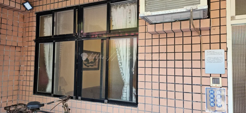 空軍三重一村「村長的家」展示館，復古的磨石子地板與老式電視、皮沙發，重現《想見你》等經典影劇中的 1950 年代眷村室內生活場景。