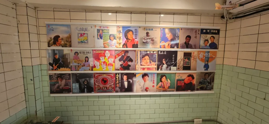 懷舊老式黑膠唱片機與經典唱片，陳列於空軍三重一村老宅室內，象徵早期眷村生活的音樂文化記憶。