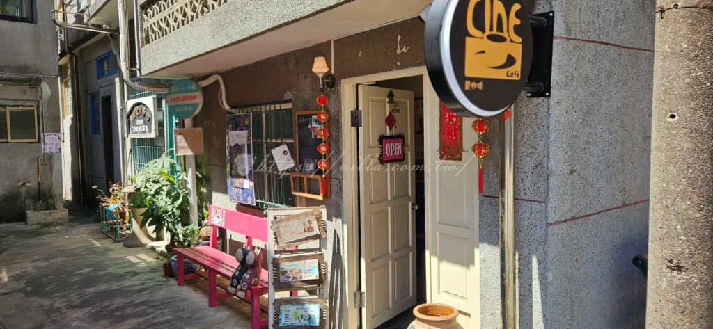 親子在空軍三重一村散步拍照，假日去哪裡玩推薦景點