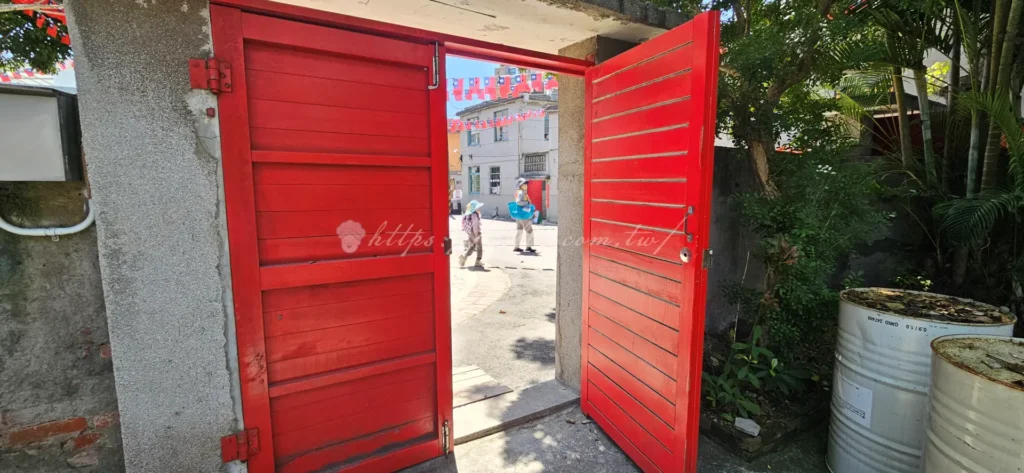 《一把青》與《國際橋牌社》的軍官大院 園區內的連棟將官眷舍（特別是村長的家周邊），擁有寬廣的庭院與經典的紅色大門，正是《一把青》中呈現高級軍官生活感的核心場景。那份帶著威嚴卻又溫暖的「家」的氛圍，至今仍完整保留。拍攝時建議利用紅大門作為背景，能輕易拍出大時代下的眷村情懷。