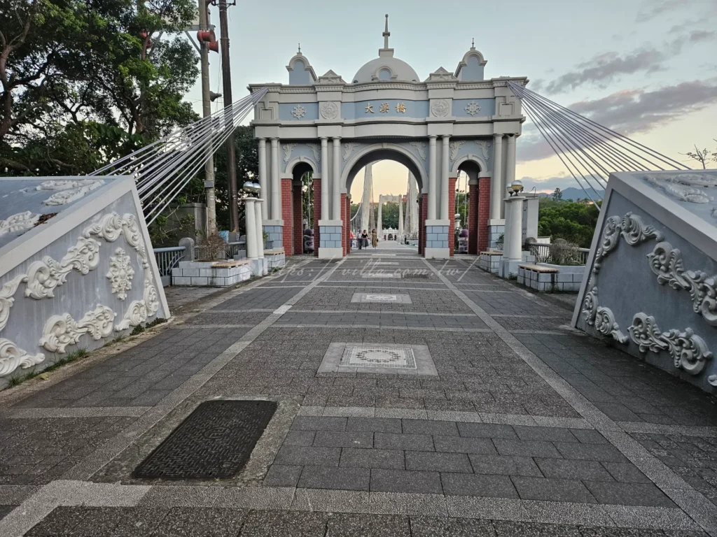 桃園大溪老街是桃園旅遊景點中最有人氣的一站，不只是大溪老街美食多、大溪老街交通方便，還融合了豐富歷史人文與在地特色，讓大溪老街一日遊成為親子景點及旅遊安排的首選。