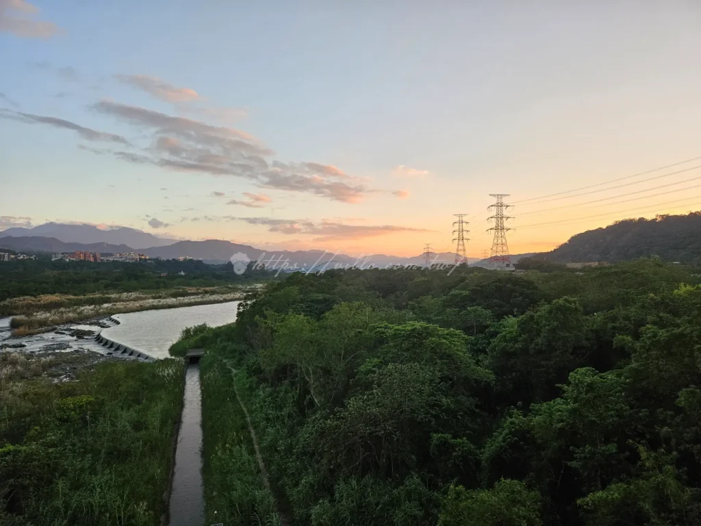 大溪橋橫跨大漢溪，是大溪老街的象徵之一。這座橋擁有典雅的歐式拱橋設計，不僅是當地交通的要道，也是遊客拍照的熱點。您可以在此休息，眺望大漢溪的壯麗景色。
