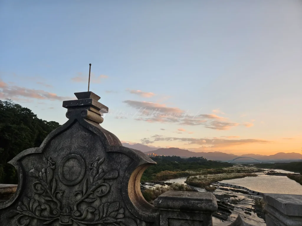 大溪橋橫跨大漢溪，是大溪老街的象徵之一。這座橋擁有典雅的歐式拱橋設計，不僅是當地交通的要道，也是遊客拍照的熱點。您可以在此休息，眺望大漢溪的壯麗景色。