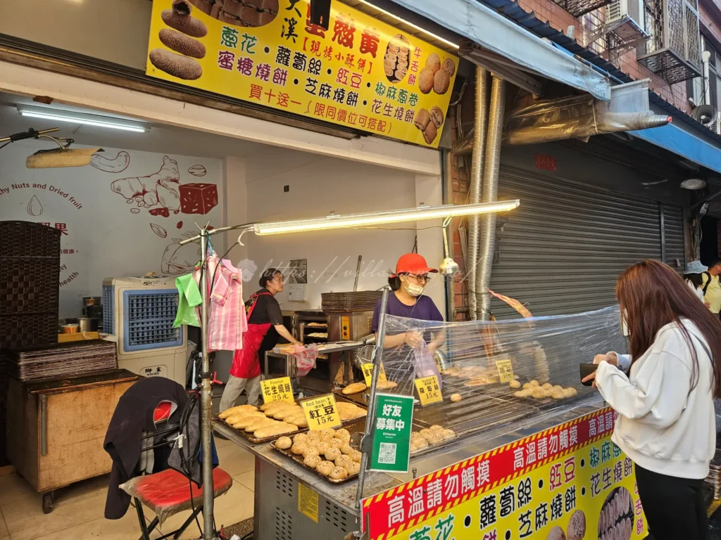 老街燒餅蟹殼黃，每日現烤出爐的燒餅與蟹殼黃，路過就能聞到濃濃鹹香，蟹殼黃外殼刷上大量芝麻，咬下時層層酥掉，內餡包入蔥花或甜紅豆，酥脆爽口且香氣逼人。