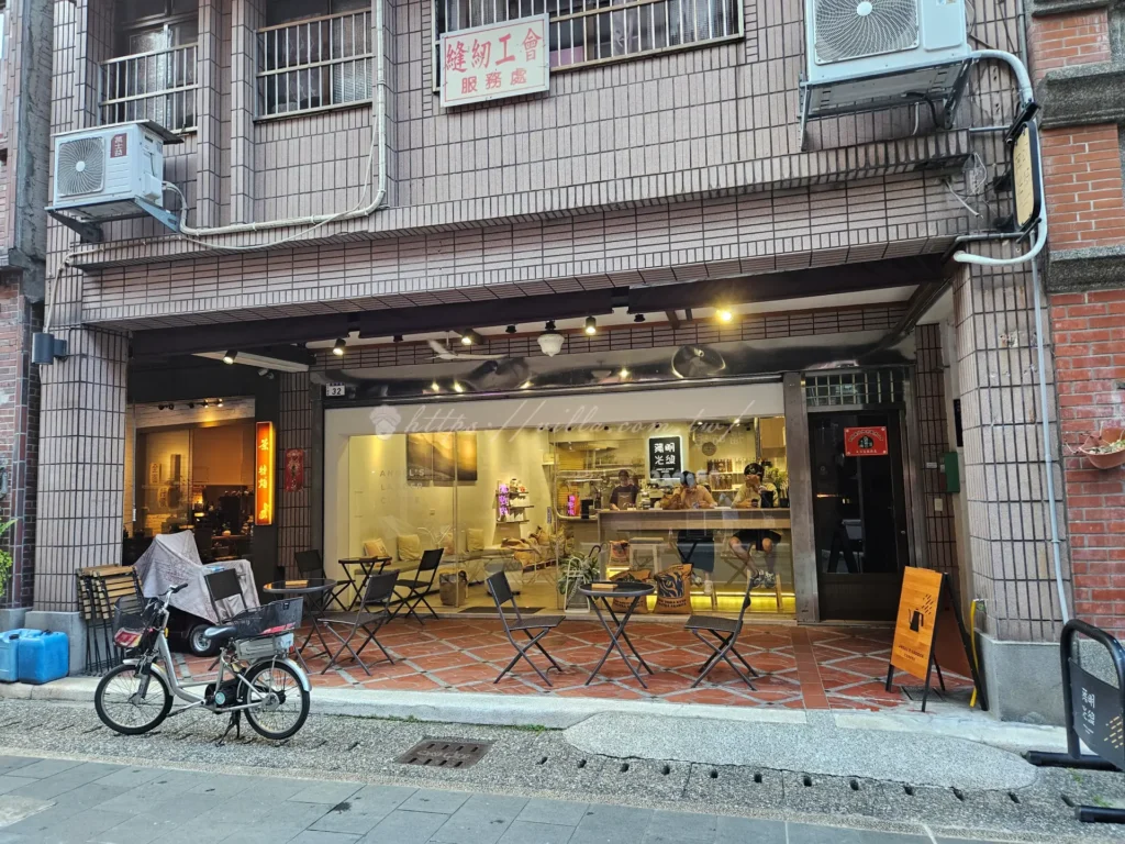 大溪老街的建築多為日治時期與清末民初所建，融合了閩南與巴洛克風格，特別是老街上精雕細琢的牌樓、騎樓與紅磚建築，每一處都展現當時匠師的精湛工藝。