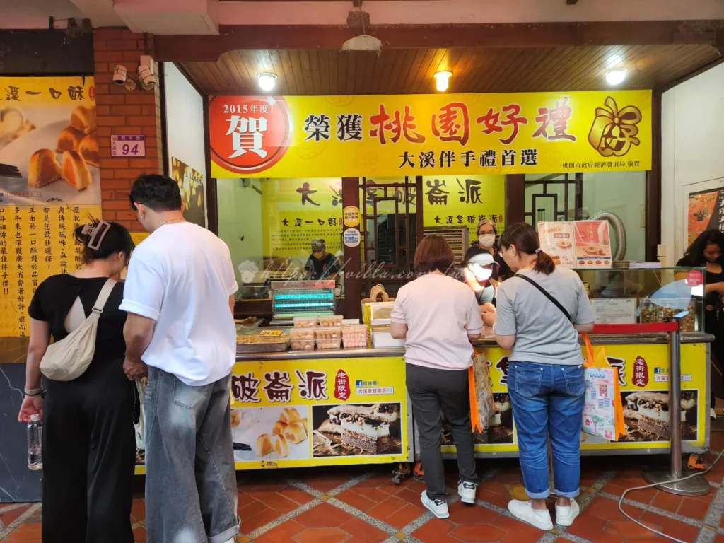 大溪拿破崙派以招牌拿破崙派最有名，酥脆派皮夾入蛋糕與奶油層次豐富，是大溪老街必買伴手禮。店內還有馬卡龍、手工杏仁酥與一口酥等小點心，甜度適中很適合配茶。