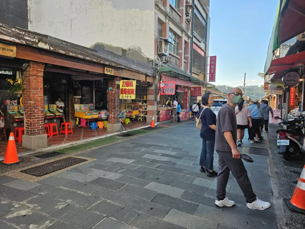 大溪老街的建築多為日治時期與清末民初所建，融合了閩南與巴洛克風格，特別是老街上精雕細琢的牌樓、騎樓與紅磚建築，每一處都展現當時匠師的精湛工藝。