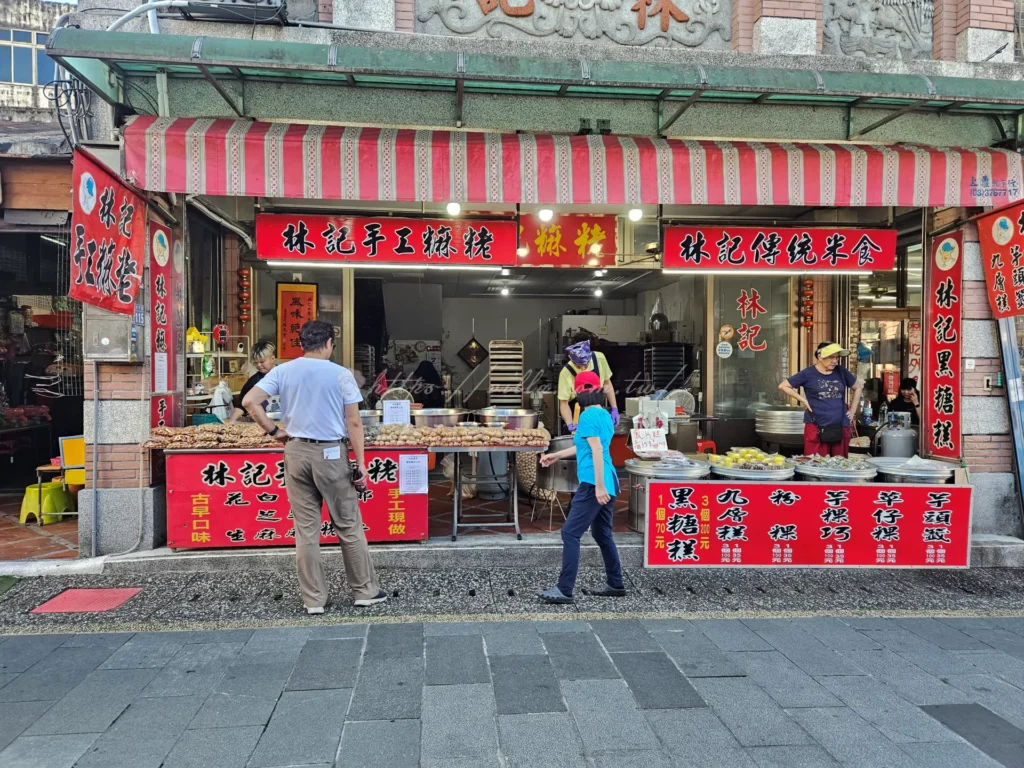 林記蔴粩有多種口味如花生、芝麻、椰子等。林記的特色在於米心膨鬆香脆，外層裹上的糖漿甜度適中且不黏牙。尤其是花生口味，使用細碎花生粉包裹，濃郁風味是大溪伴手禮的熱門選擇。