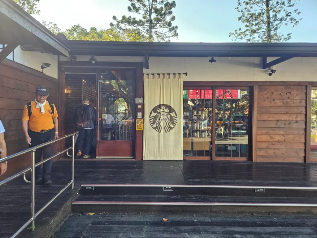 星巴克大溪公園門市位於中正公園旁，外觀完美融合了當地的歷史氛圍。內部裝潢極具設計感，二樓窗外望出去即是滿眼綠意，逛累了老街，很適合來這裡點杯咖啡，坐在充滿文藝氣息的空間裡，感受大溪獨有的慢活節奏。