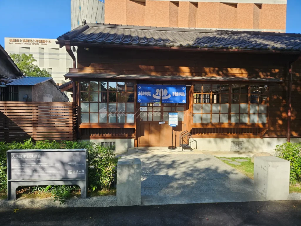 大溪老街的建築多為日治時期與清末民初所建，融合了閩南與巴洛克風格，特別是老街上精雕細琢的牌樓、騎樓與紅磚建築，每一處都展現當時匠師的精湛工藝。