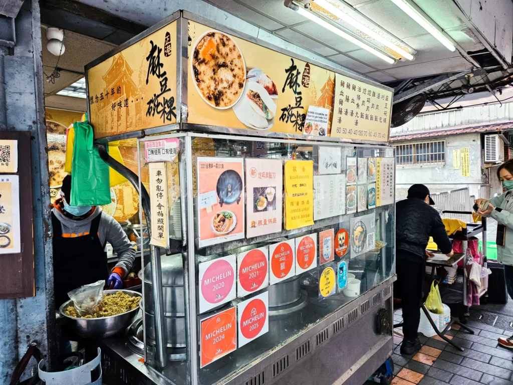 說到萬華美食,很多人第一個想到的就是這間在康定路與內江街轉角處,總是排著長長人龍的「一甲子餐飲」這間看似不起眼的轉角路邊攤,卻是連續多年榮獲米其林必比登推薦的超強實力派。