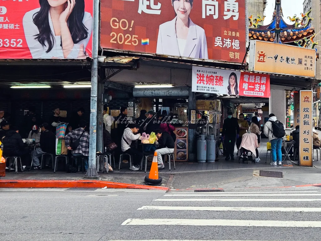 說到萬華美食,很多人第一個想到的就是這間在康定路與內江街轉角處,總是排著長長人龍的「一甲子餐飲」這間看似不起眼的轉角路邊攤,卻是連續多年榮獲米其林必比登推薦的超強實力派。