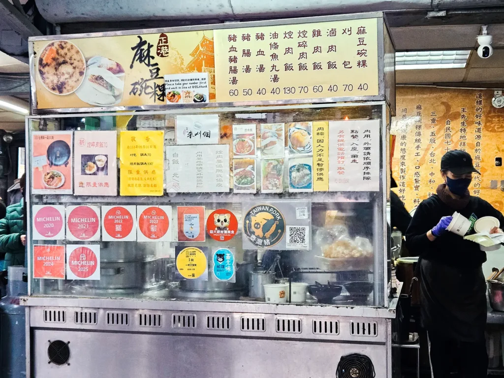 說到萬華美食,很多人第一個想到的就是這間在康定路與內江街轉角處,總是排著長長人龍的「一甲子餐飲」這間看似不起眼的轉角路邊攤,卻是連續多年榮獲米其林必比登推薦的超強實力派。