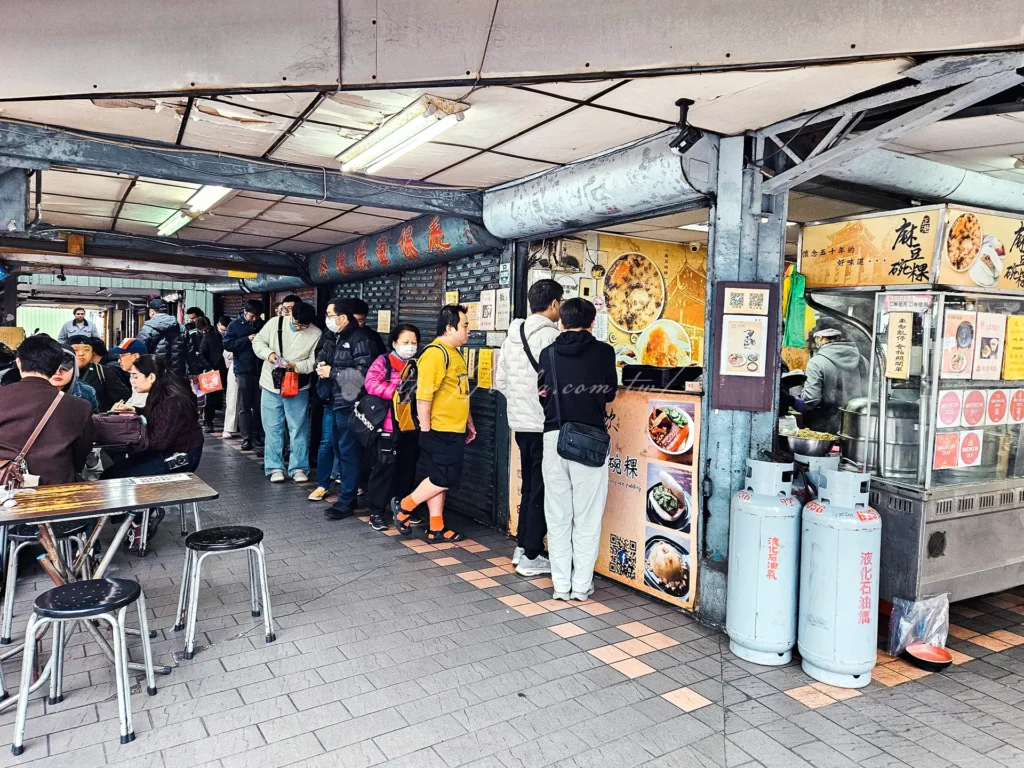 說到萬華美食,很多人第一個想到的就是這間在康定路與內江街轉角處,總是排著長長人龍的「一甲子餐飲」這間看似不起眼的轉角路邊攤,卻是連續多年榮獲米其林必比登推薦的超強實力派。