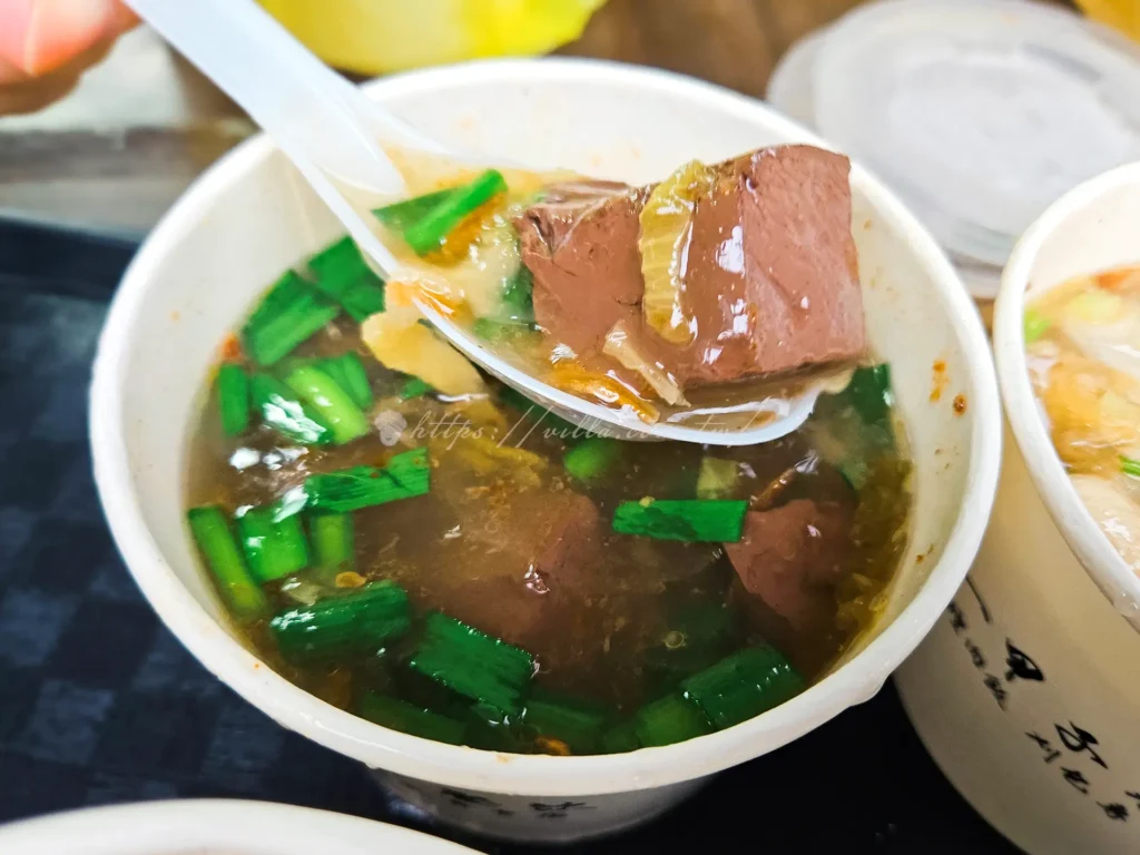 說到萬華美食,很多人第一個想到的就是這間在康定路與內江街轉角處,總是排著長長人龍的「一甲子餐飲」這間看似不起眼的轉角路邊攤,卻是連續多年榮獲米其林必比登推薦的超強實力派。